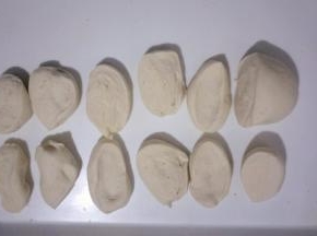 把面团分出四分之一后，把其余的面团均分成11份(也可以分成自己喜欢的大小)