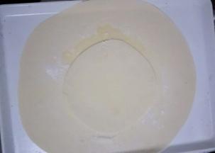 把小面团也擀成厚度为1mm的薄饼，放在大饼中间