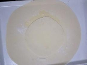 把小面团也擀成厚度为1mm的薄饼，放在大饼中间