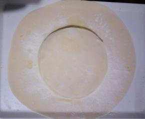 依次做好，铺好。每个面饼之间都刷一层油撒适量干面粉。