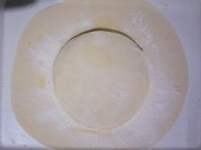 依次做好，铺好。每个面饼之间都刷一层油撒适量干面粉。