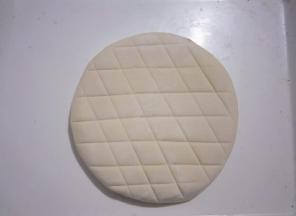 用刮刀压出自己喜欢的花纹