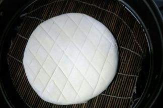 冷水下锅开小火5分钟后关火。发酵20分钟(时间仅作参考，具体发酵至面团略略变大，手指轻按面团慢慢回弹即可)，开大火，水开后再蒸20分钟。关火闷3~5分钟。