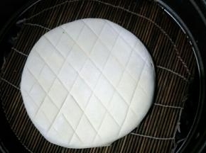 冷水下锅开小火5分钟后关火。发酵20分钟(时间仅作参考，具体发酵至面团略略变大，手指轻按面团慢慢回弹即可)，开大火，水开后再蒸20分钟。关火闷3~5分钟。