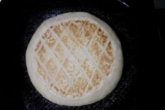 为了饼看起来更有食欲，把饼的两面刷油，放入平底锅烙至两面金黄色即可。