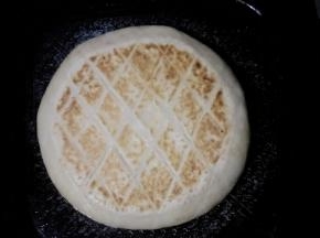 为了饼看起来更有食欲，把饼的两面刷油，放入平底锅烙至两面金黄色即可。