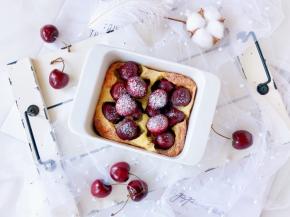 克拉夫缇 Clafoutis 是一种传统的法式点心，味道介于布丁和蛋糕之间，有蛋奶的香味也有樱桃的清甜，口感比布丁更致密，比蛋糕更软滑，充满着非常浓郁的樱桃滋味。