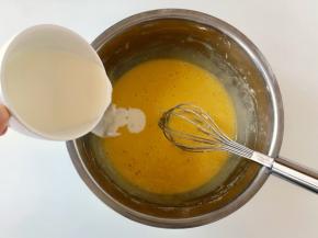 边倒牛奶边搅拌