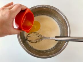 加入融化的黄油搅拌均匀