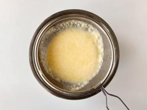 将搅拌好的面糊过筛（过筛后口感会更加细腻），烤箱可以开始预热180度。