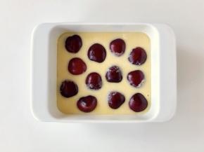 然后将去好核的樱桃放在面糊上