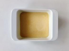 然后将面糊倒在入烤盘