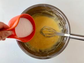 面粉、鸡蛋、泡打粉、白糖混合搅拌均匀