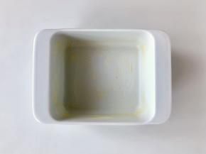 在烤盘里抹上一层黄油防粘