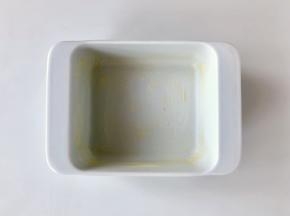 在烤盘里抹上一层黄油防粘