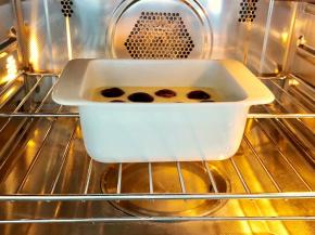 然后放入预热好的烤箱中，烤制30分钟即可