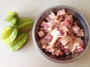 鸭块先用热水焯一下，可去掉血腥味。