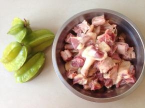 鸭块先用热水焯一下，可去掉血腥味。