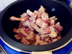 锅里加入油烧热，加入姜片和蒜蓉，倒入鸭块