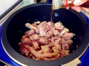 并依次加入酒、酱油、盐、糖，翻炒几下