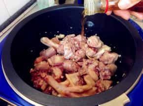 并依次加入酒、酱油、盐、糖，翻炒几下