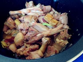 加入腐乳，翻炒片刻，倒入热水，盖上锅盖。焖30分钟左右，不同锅具焖的时间会有所不同