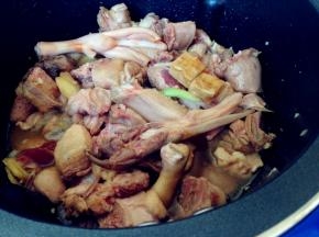 加入腐乳，翻炒片刻，倒入热水，盖上锅盖。焖30分钟左右，不同锅具焖的时间会有所不同