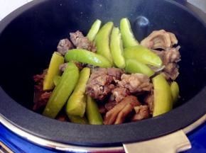 在焖了20分钟左右的时候，加入杨桃块