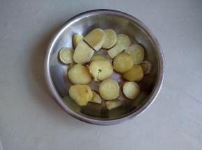 红薯去皮，切薄片，隔水蒸熟