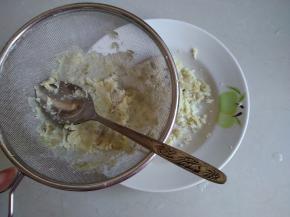 将红薯压成泥，然后过筛