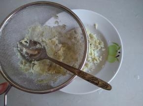 将红薯压成泥，然后过筛