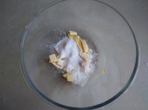 黄油切小块，在室温下软化，倒入糖粉