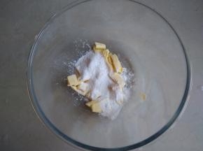 黄油切小块，在室温下软化，倒入糖粉