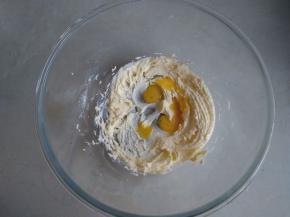 先用打蛋头将糖粉和黄油混合一下，再启动电动打蛋器的电源，将黄油打至颜色变浅，体积膨大。分两次倒入蛋液，每倒入一次，用打蛋器打两下，待蛋液被黄油吸收了，再加入剩余的蛋液搅拌