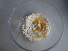 先用打蛋头将糖粉和黄油混合一下，再启动电动打蛋器的电源，将黄油打至颜色变浅，体积膨大。分两次倒入蛋液，每倒入一次，用打蛋器打两下，待蛋液被黄油吸收了，再加入剩余的蛋液搅拌