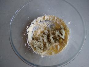 黄油打发好后，倒入红薯泥