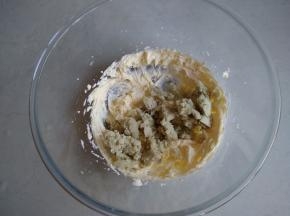 黄油打发好后，倒入红薯泥