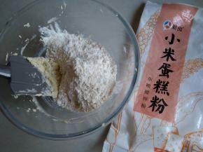 倒入面粉，每种面粉的吸水性不同，面粉量仅供参考