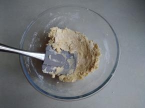 用刮刀将它们压拌均匀，不要过度揉捏，影响口感