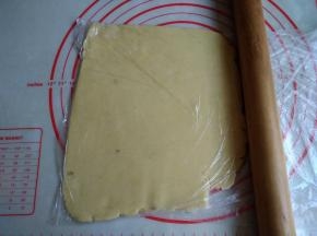 然后放入保鲜袋中，用擀面棍擀成薄的面片，大概0.4-0.5厘米厚度，然后放入冰箱冷藏松驰30分钟