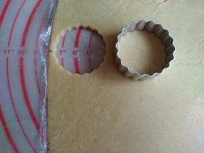 冷藏后的面片取出，用模具压出形状。边角料可以捏在一起后再擀开压出饼干胚，这分量我一共做了24块饼干