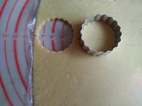 冷藏后的面片取出，用模具压出形状。边角料可以捏在一起后再擀开压出饼干胚，这分量我一共做了24块饼干