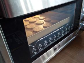 放入预热到160度的东菱K40C烤箱中下层，烘烤20分钟左右，最后几分钟留意上色情况，厚度不同的饼干，烘烤时间会不同