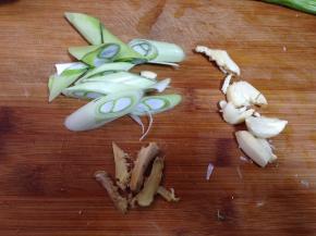 葱切马耳块、蒜拍扁、姜切片