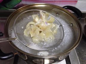 猪皮冷水入锅倒入料酒去腥煮开5分钟捞出控水