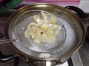 猪皮冷水入锅倒入料酒去腥煮开5分钟捞出控水