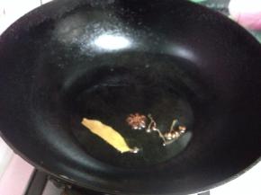 热锅凉油下入花椒、大料、香叶、炒出香味