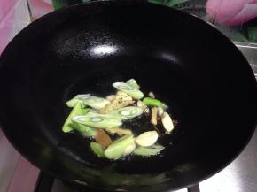 加入葱、姜、蒜炒出香味