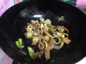 倒入猪皮、老抽、干辣椒炒至猪皮上色