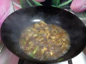 倒入开水大火煮开，加入料酒转中小火煮15分钟